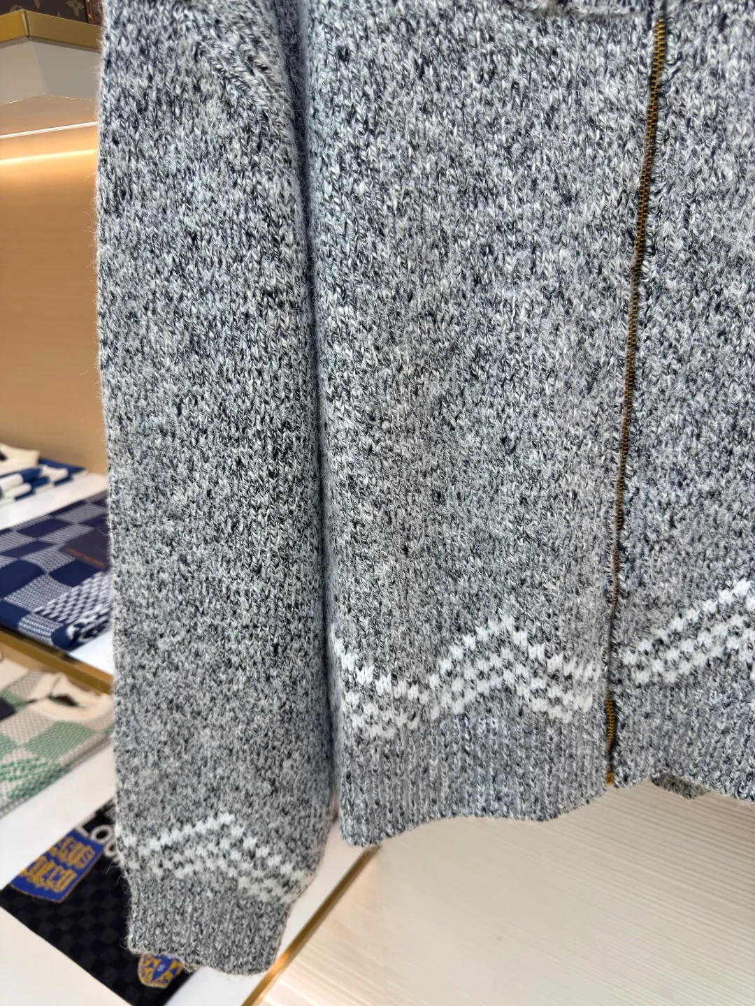LOUIS VUITTON Nigo Series Zippered Knitted Tunic Jacket ●Authentic product: 229999 purchase and development ●Item number: 1680071-C10 ●Fabric: wool fabric ●Technology: Jacquard production ●Version: fitted version ●Weight: about 1430 grams ●Size: S-M-L-XL ●Description: This tunic jacket focuses on Pharrell Williams and Nigo in 2025 A creative picture drawn together in autumn and winter. A koi carp wearing the LV logo swims on the front, and behind the cherry blossoms and Japanese text marks, Nigo’s cultural origins are revealed. Sophisticated patterns are intarsia and embroidered on a cotton-wool-blend knit that's textured as finely as if it were handmade. Beaded zip pulls add an elegant touch to the comfortable silhouette. The overall wiring is straight and delicate, the fabric is comfortable and soft, and the color is consistent without color difference. It can be matched with the same style to create a fashionable look and control various occasions. Customized accessories, complete with three standards, same style for men and women!